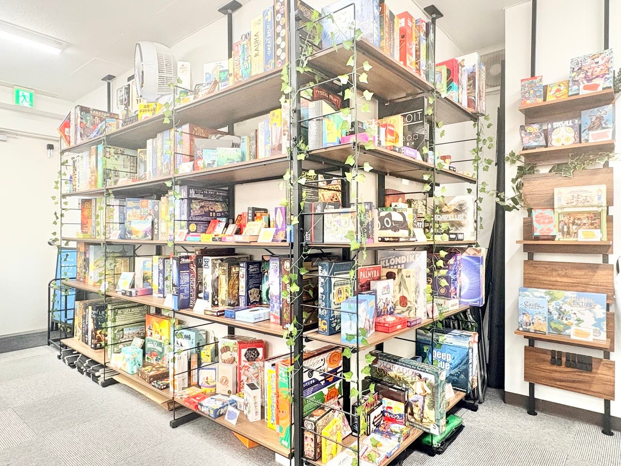 ボドゲ東京PRIVATE 秋葉原店の、ボードゲームがぎっしり並ぶ棚