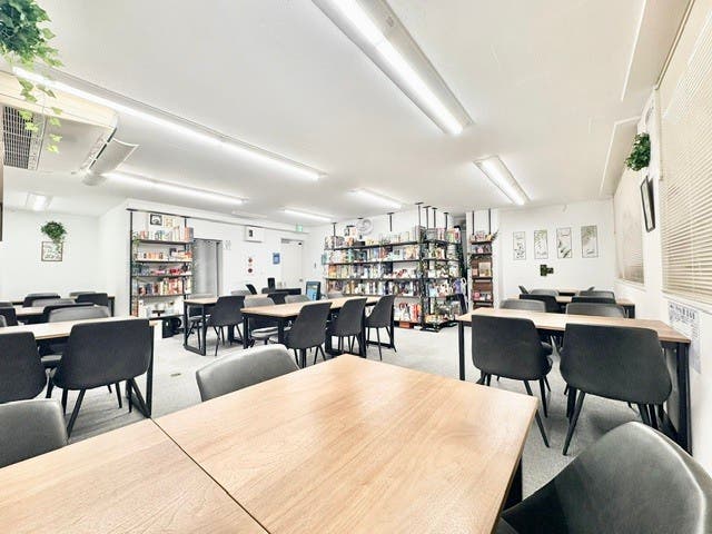 テーブル席から見た、ボドゲ東京PRIVATE 秋葉原店の店内