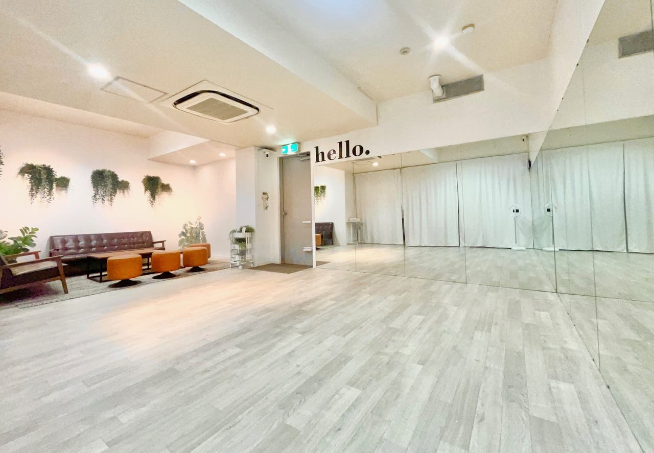 Studio Green 中野の、鏡張りのスタジオとソファ
