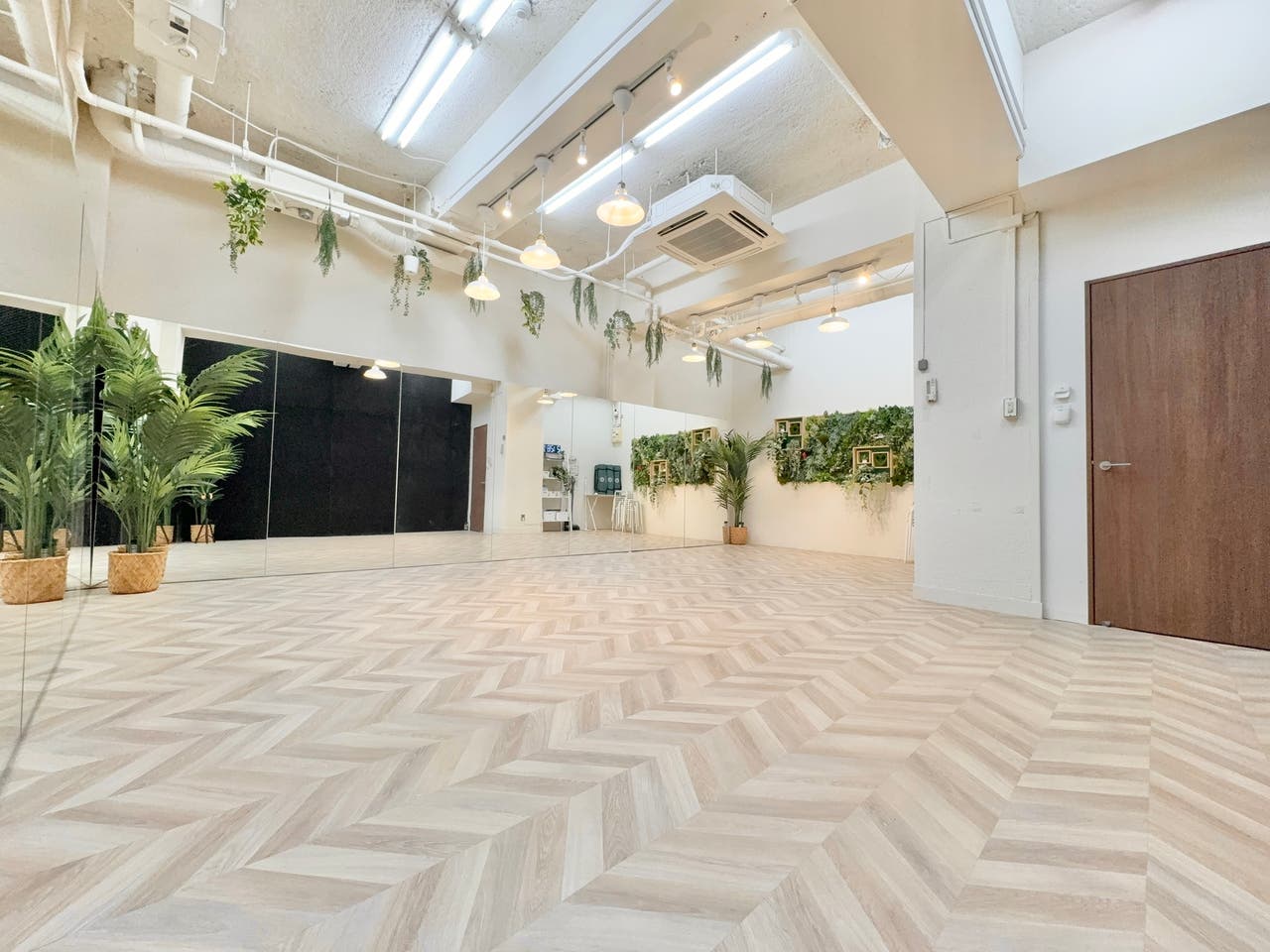 木の扉側から見た Studio Green 御徒町Ⅱのスタジオ